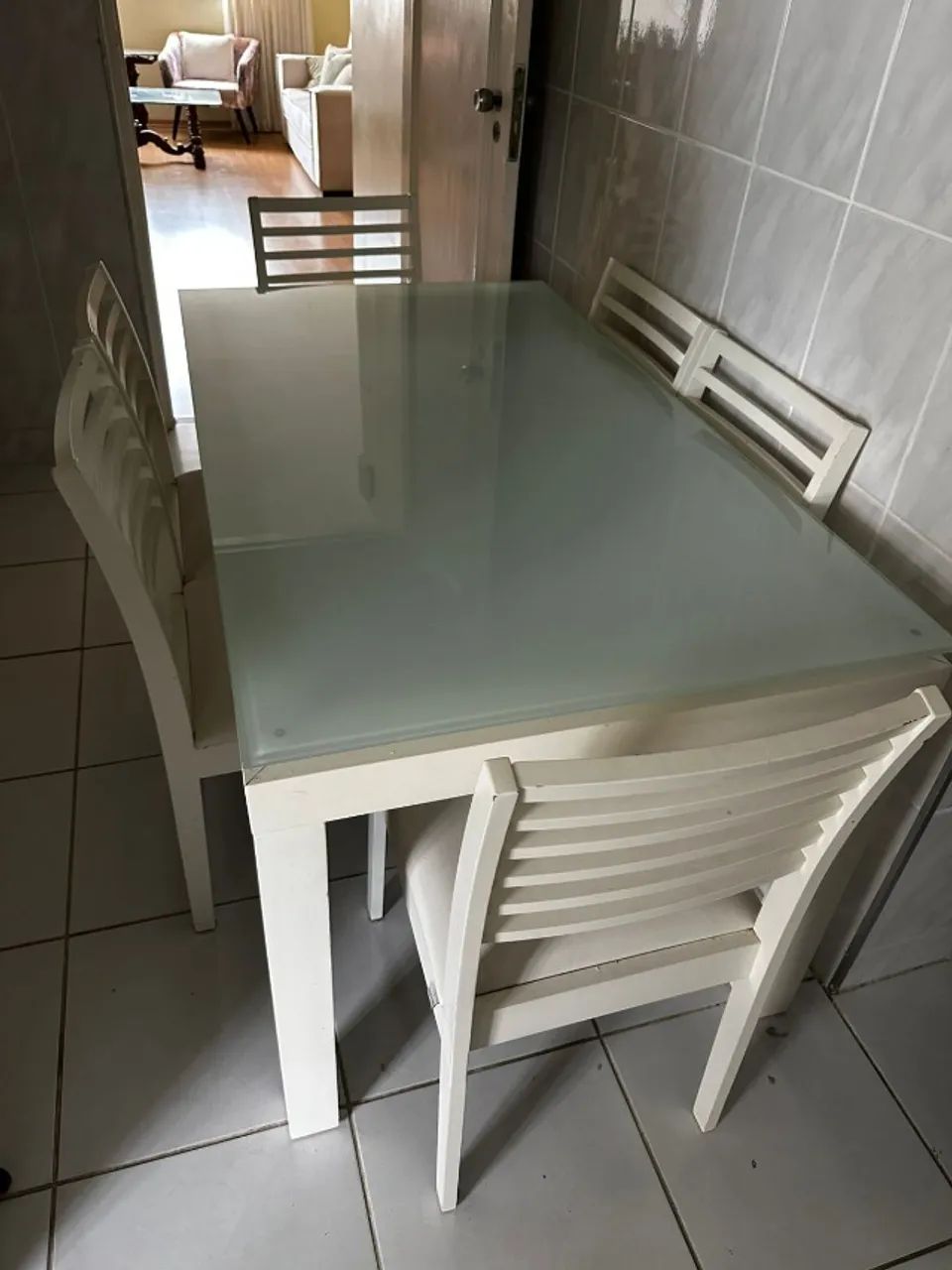 Mesa de Jantar de Vidro e Cadeiras (Tokstok)