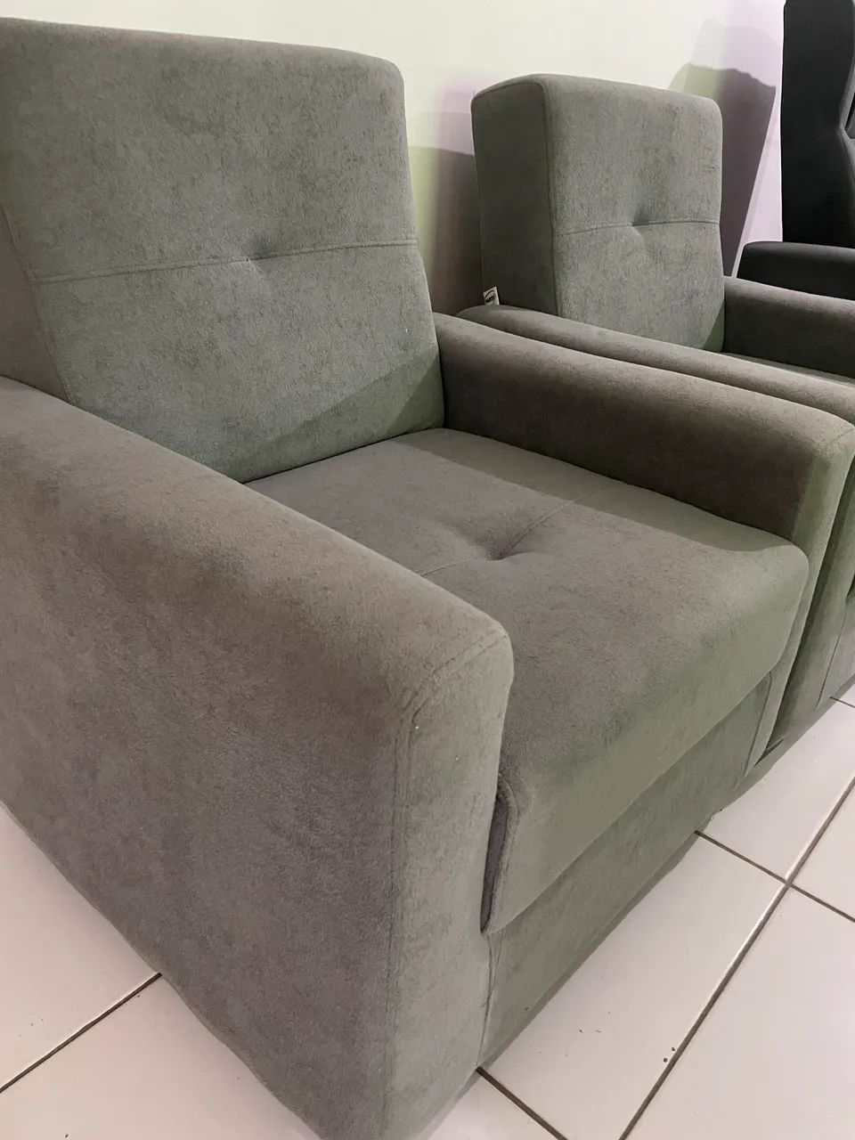 Par de poltronas estofadas (Menos de 1 mês de uso) - Foto 2