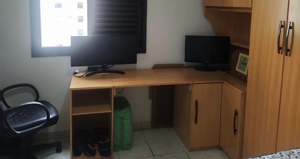 Mesa em L com armazenamento lateral com porta