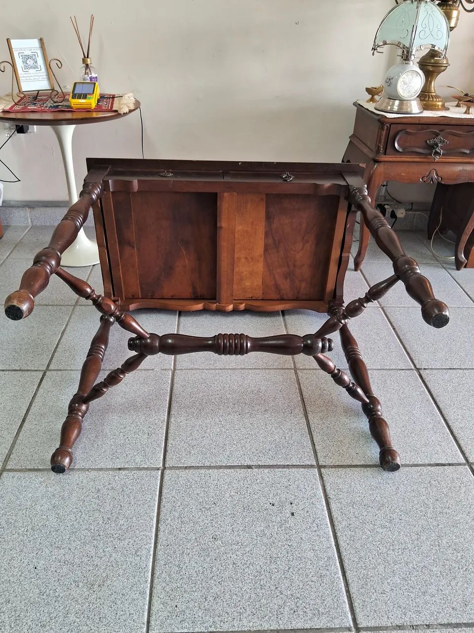 Mesa auxiliar colonial em madeira maciça com 2 gavetas - Foto 2