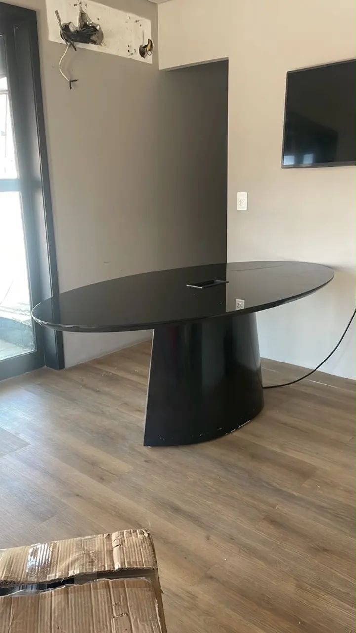 Mesa de vidro laqueada com tampo de vidro oval 