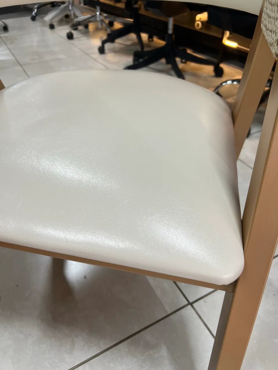 Cadeira no courino branco modelo poltrona  - Foto 2