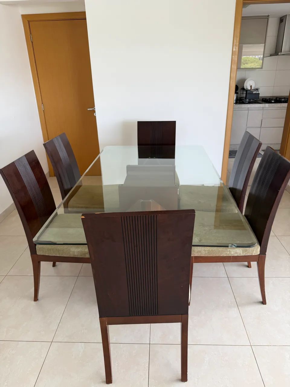 Mesa de madeira e tampa de vidro 6 cadeiras