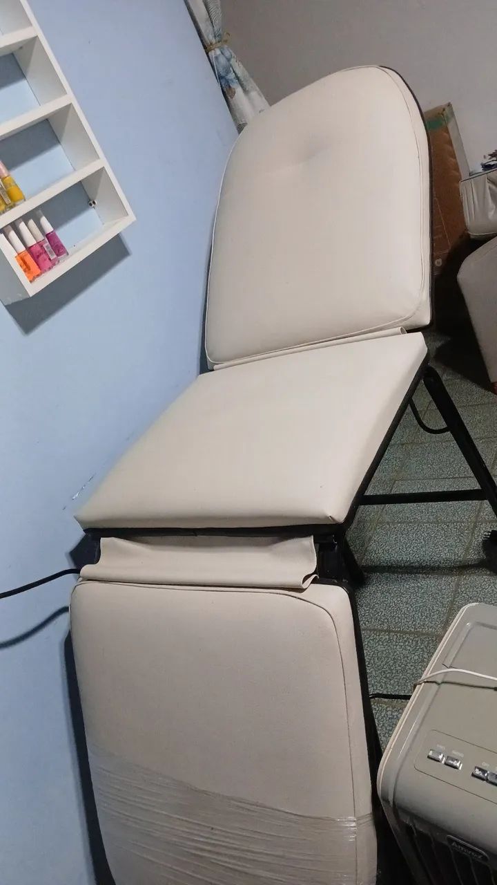 Uma maca para desing de sobrancelha e cílios 