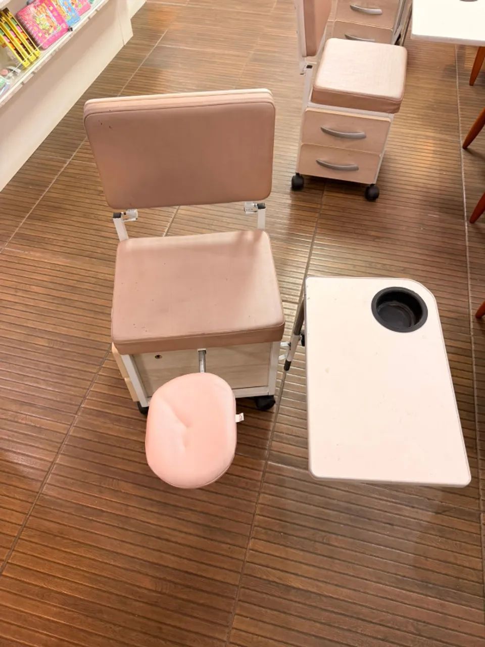 cadeira de manicure e pedicure com 2 gavetas na cor rosa