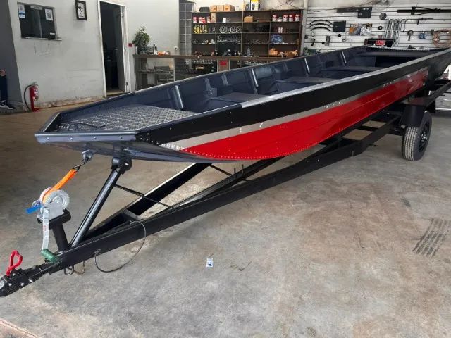 Canoa Soldada Modelo Ágil com Boa Resposta na Água - A partir de 7.990,00