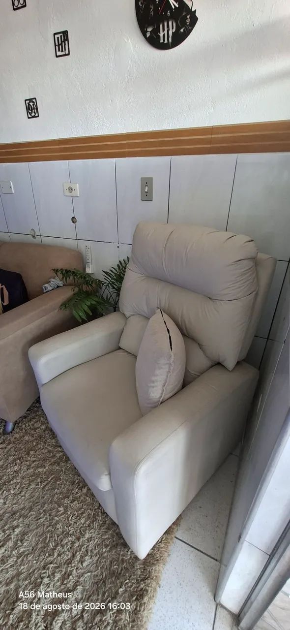 Poltrona Reclinável Em Courino Em Ótimo Estado