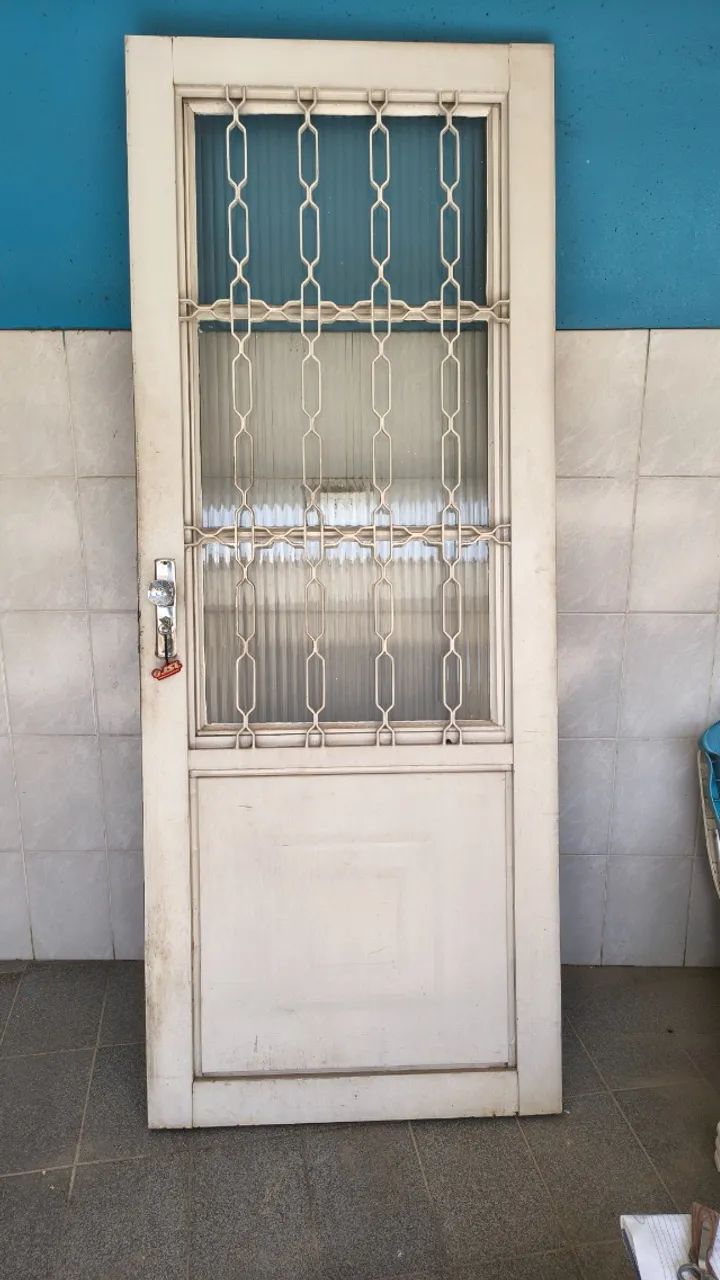 Porta de Ferro com grade e vidro 