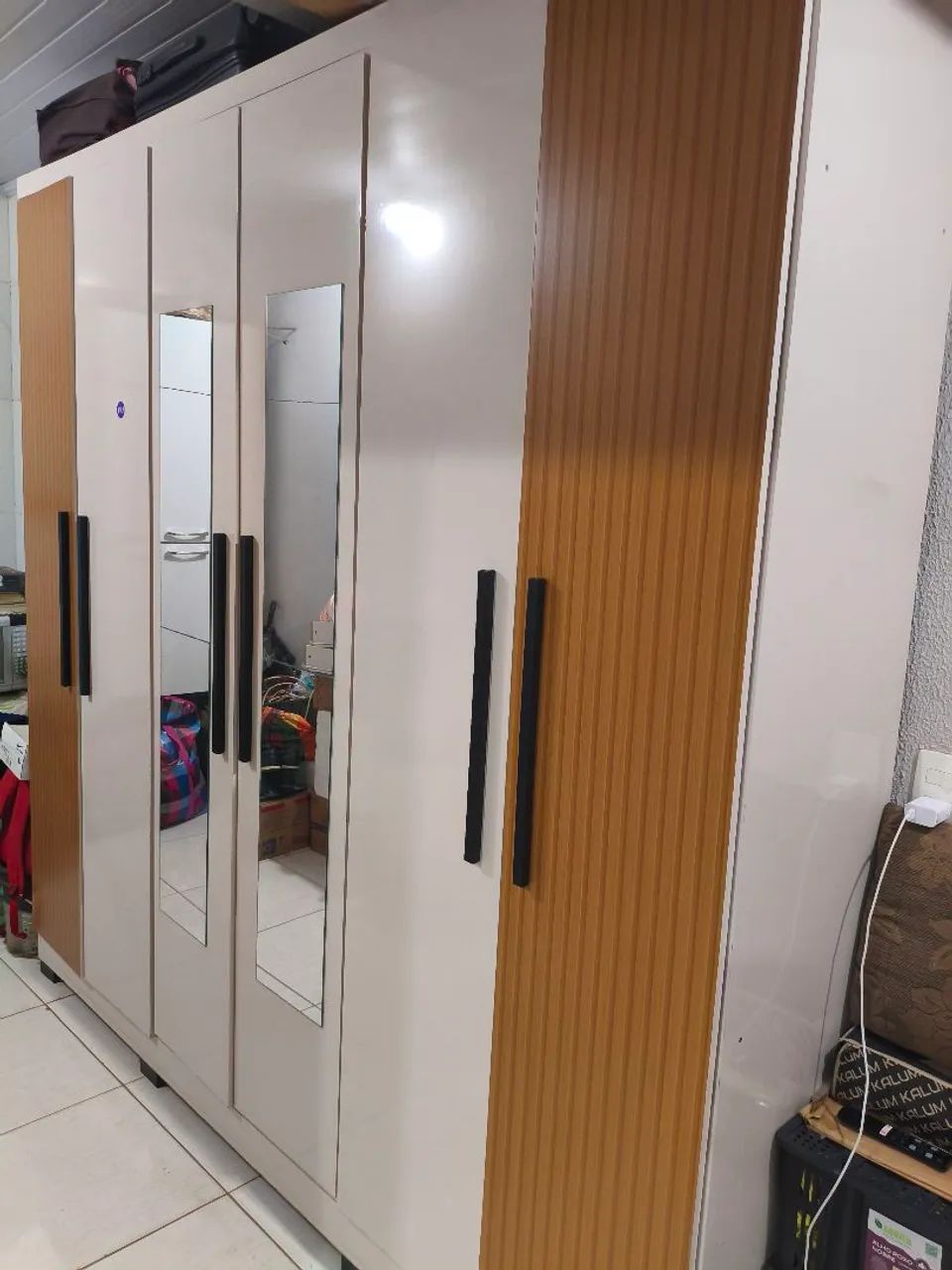 Guarda roupa 6 portas e 4 gavetas com espelho 