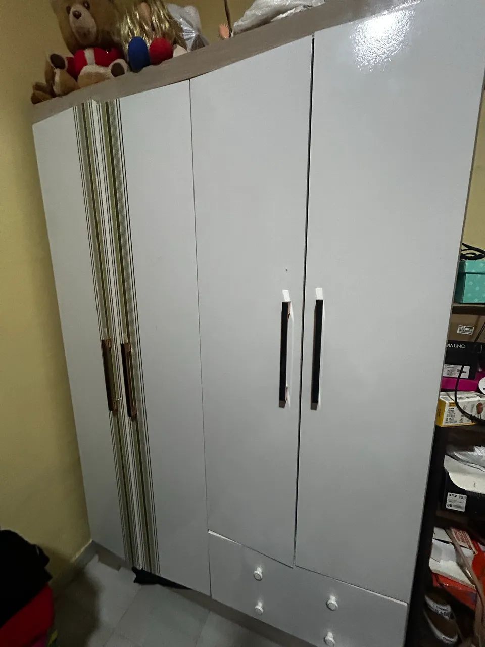 Guarda-Roupa Bemol bem conservado