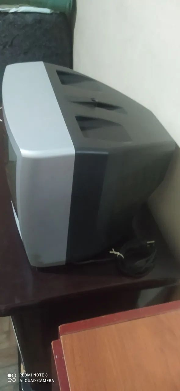 Tv de tudo pequena e antiga 