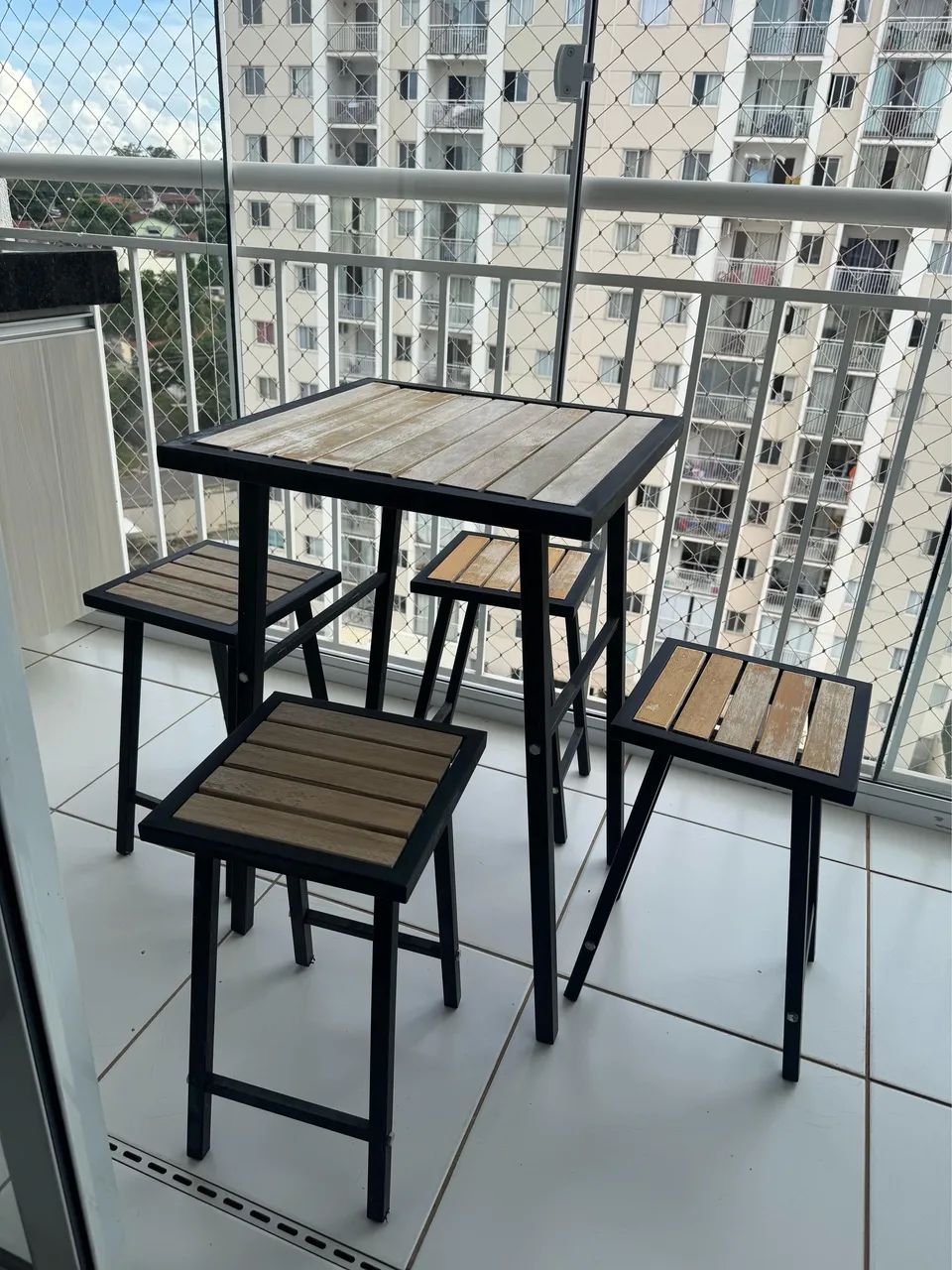 Mesa de Bistrô com 4 bancos 