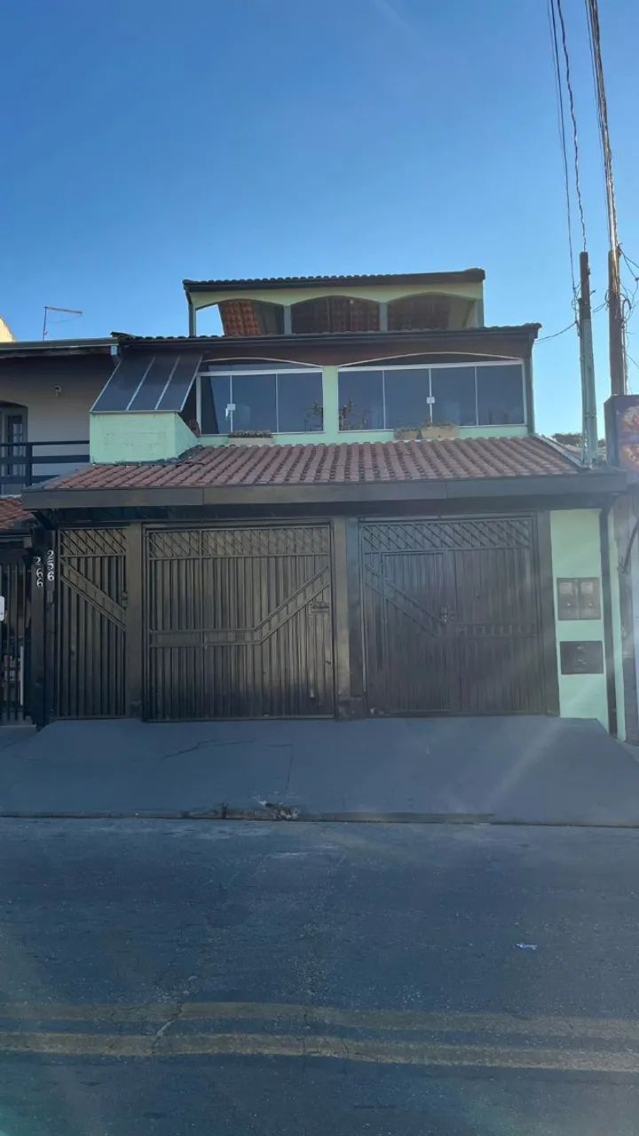 Sobrado com terraço e ponto comercial com 250m. 