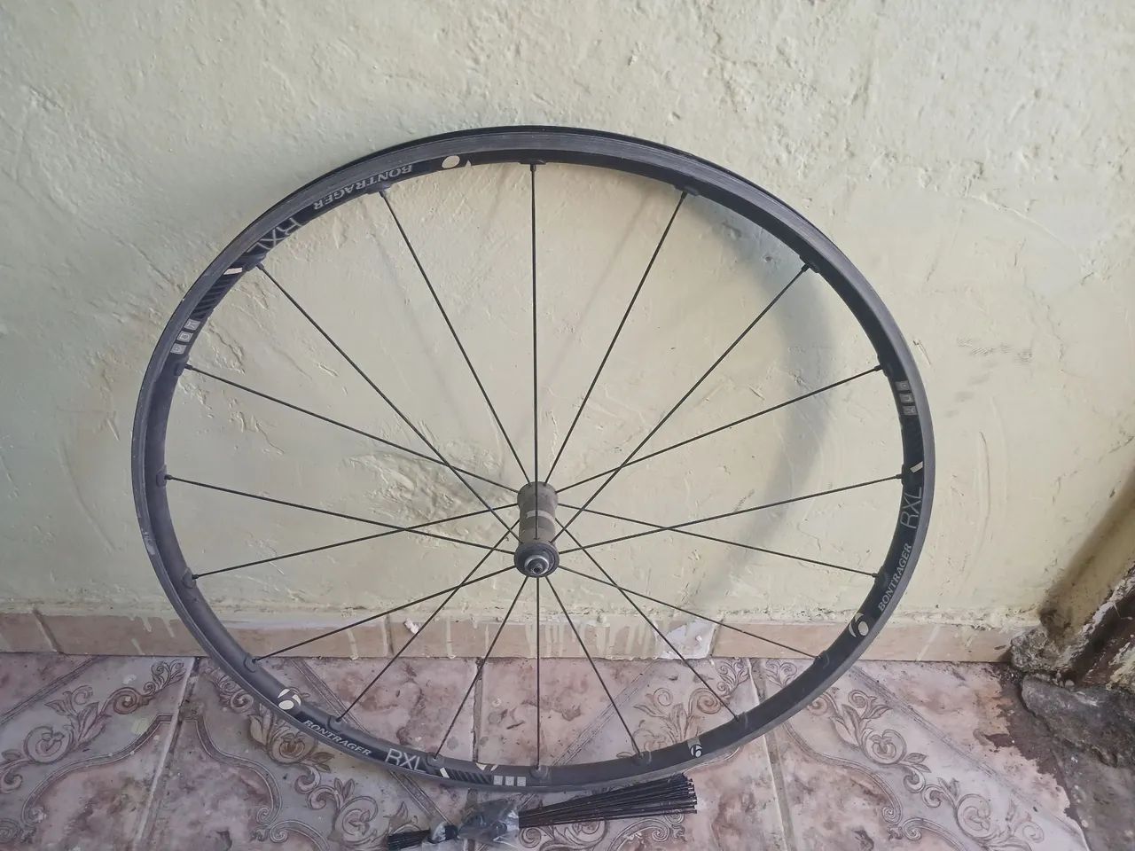 Roda dianteiro + cubo traseiro com raios  - Foto 3