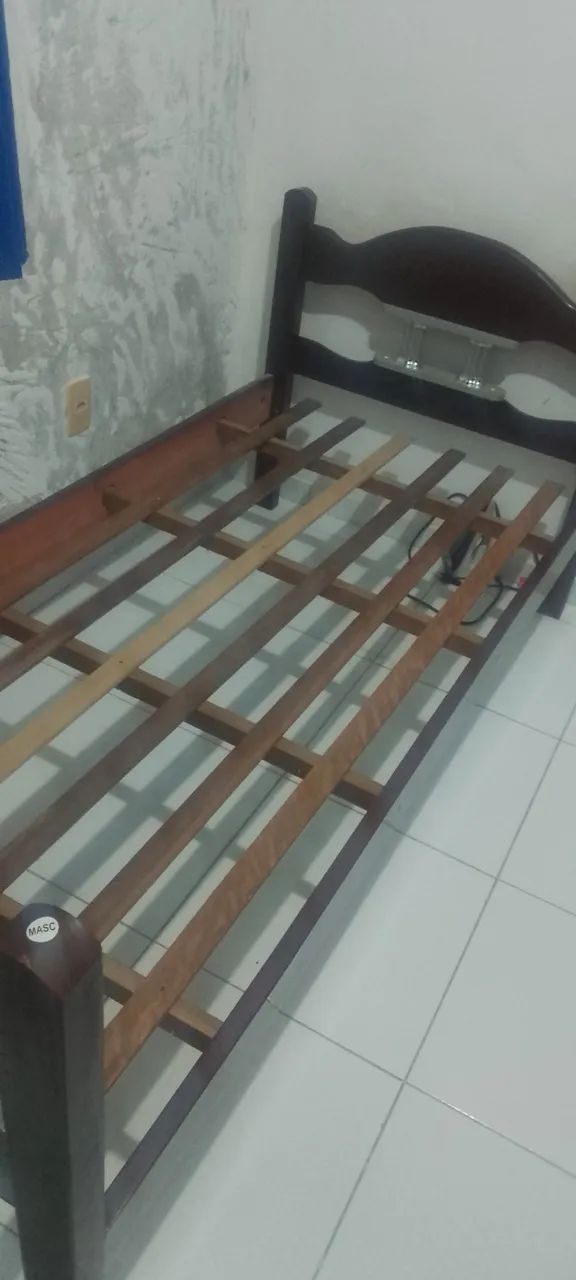 Cama solteiro de madeira 