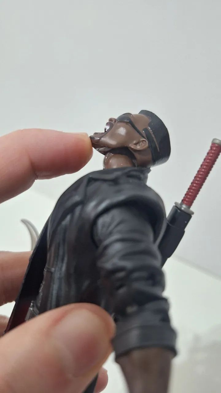 Marvel Legends Blade - faltando uma mão e pescoço desencaixado - Foto 4