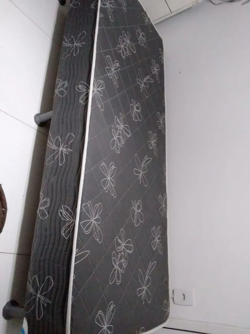 Vende-se essa cama box solteirão 