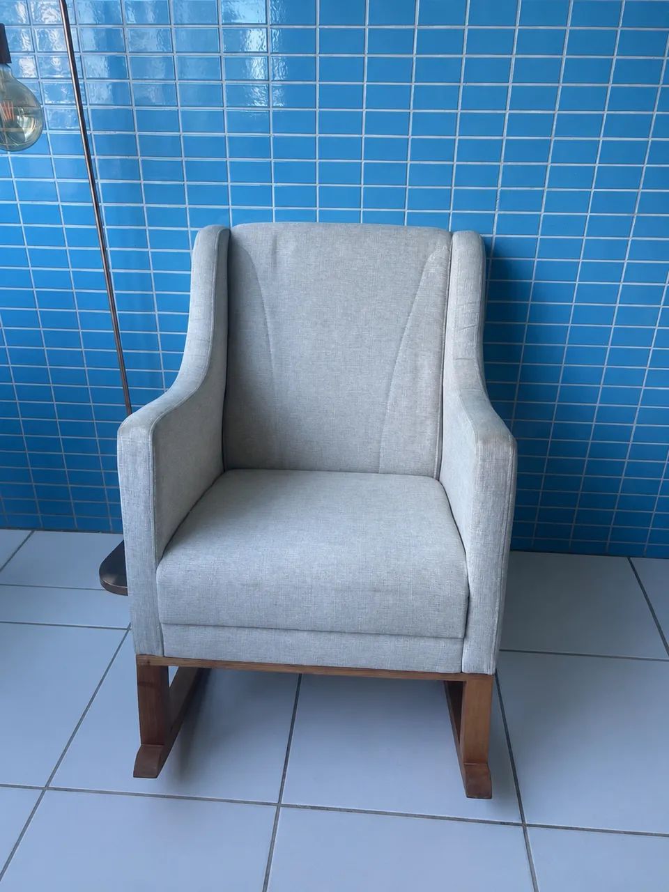VENDO Poltrona de Balanço Estofada - Cinza Claro / Madeira