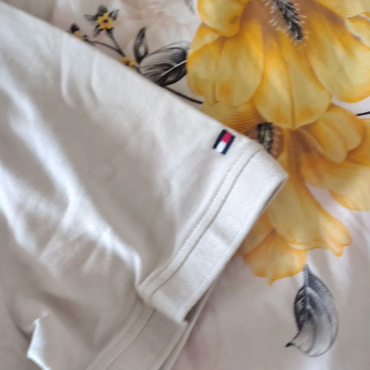 Camisa marca Tommy Hilfiger, nova, original, importada, tamanho Grande, cor creme clara - Foto 3