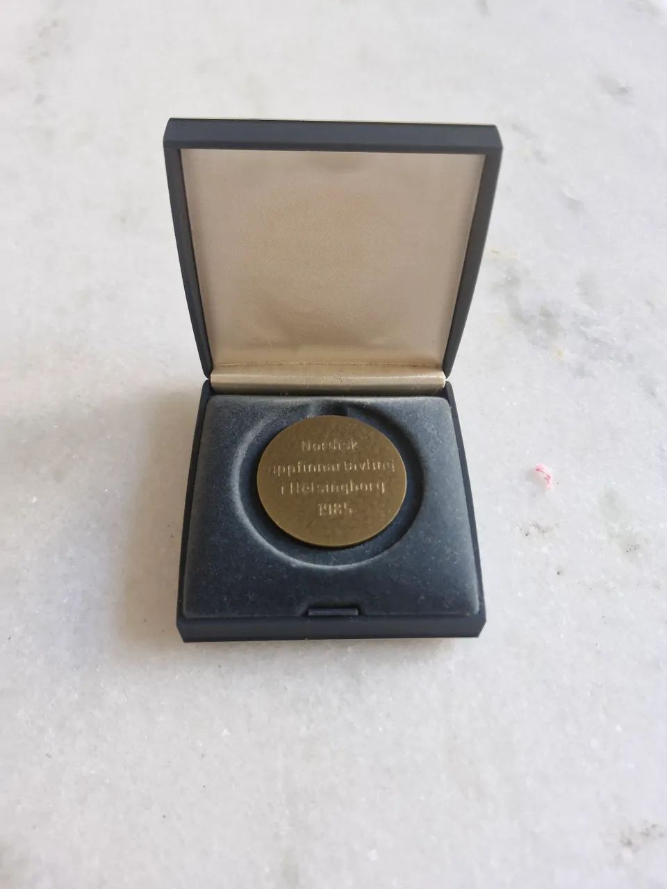 Medalha comemorativa de bronze de Helsingborg datada de 1985. - Foto 2