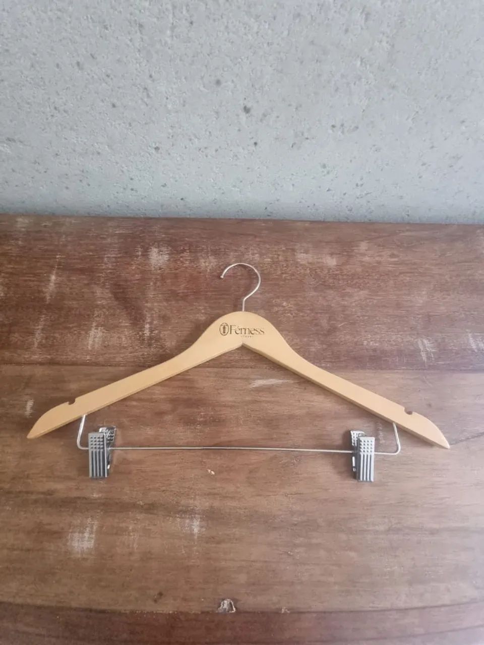 Vendo kit de 10 cabides profissional com presilhas - Foto 3