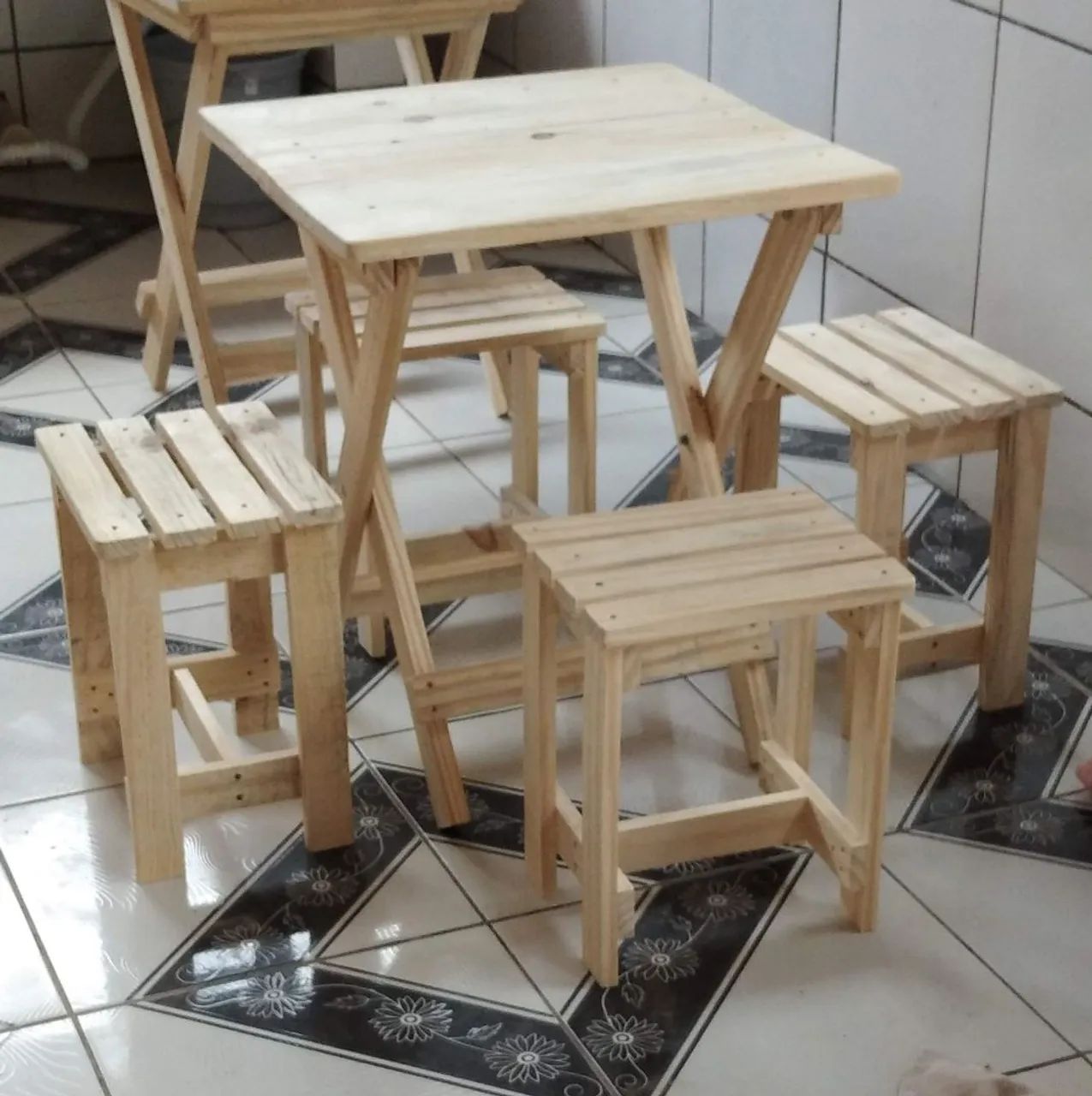 Mesa dobrável 60 x 60 com com 4 banquinhos <br> - Foto 3