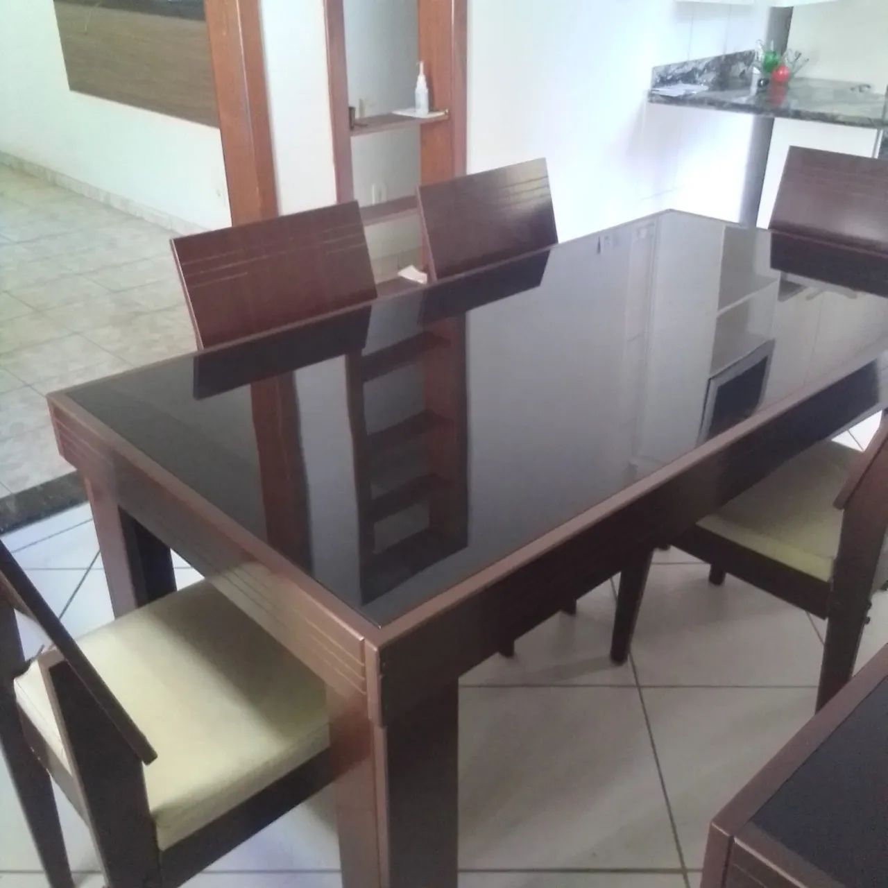 Mesa de madeira com 6 cadeiras  - Foto 5