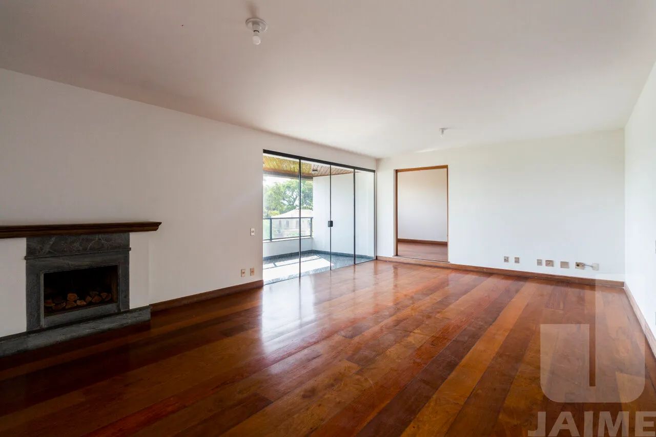 Apartamento clássico em rua tranquila e arborizada, 4 dormitórios sendo 3 suítes e 4 vagas