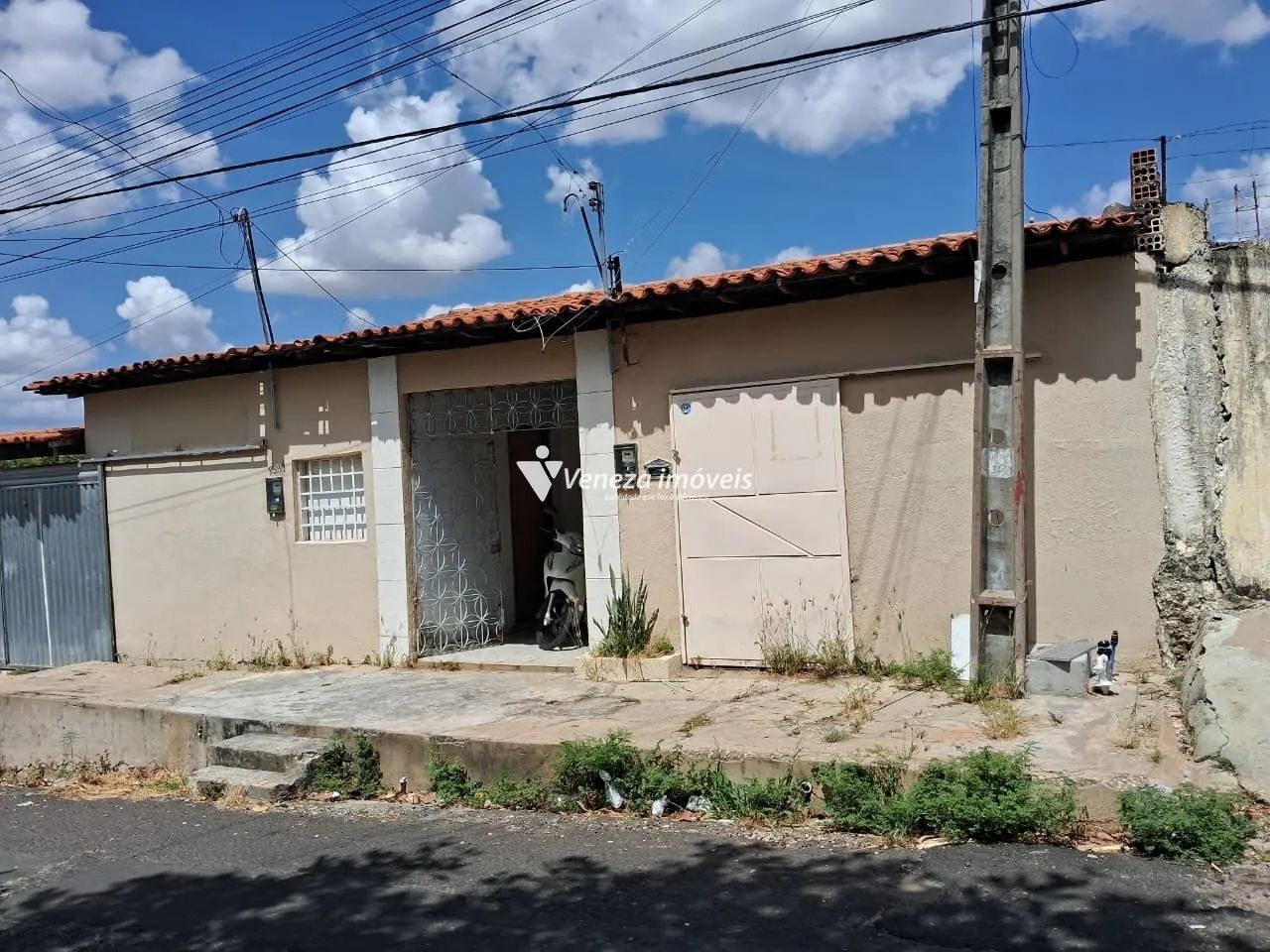 Kitnet para Aluguel no Monte Castelo com Split, Escrivaninha e Sofá