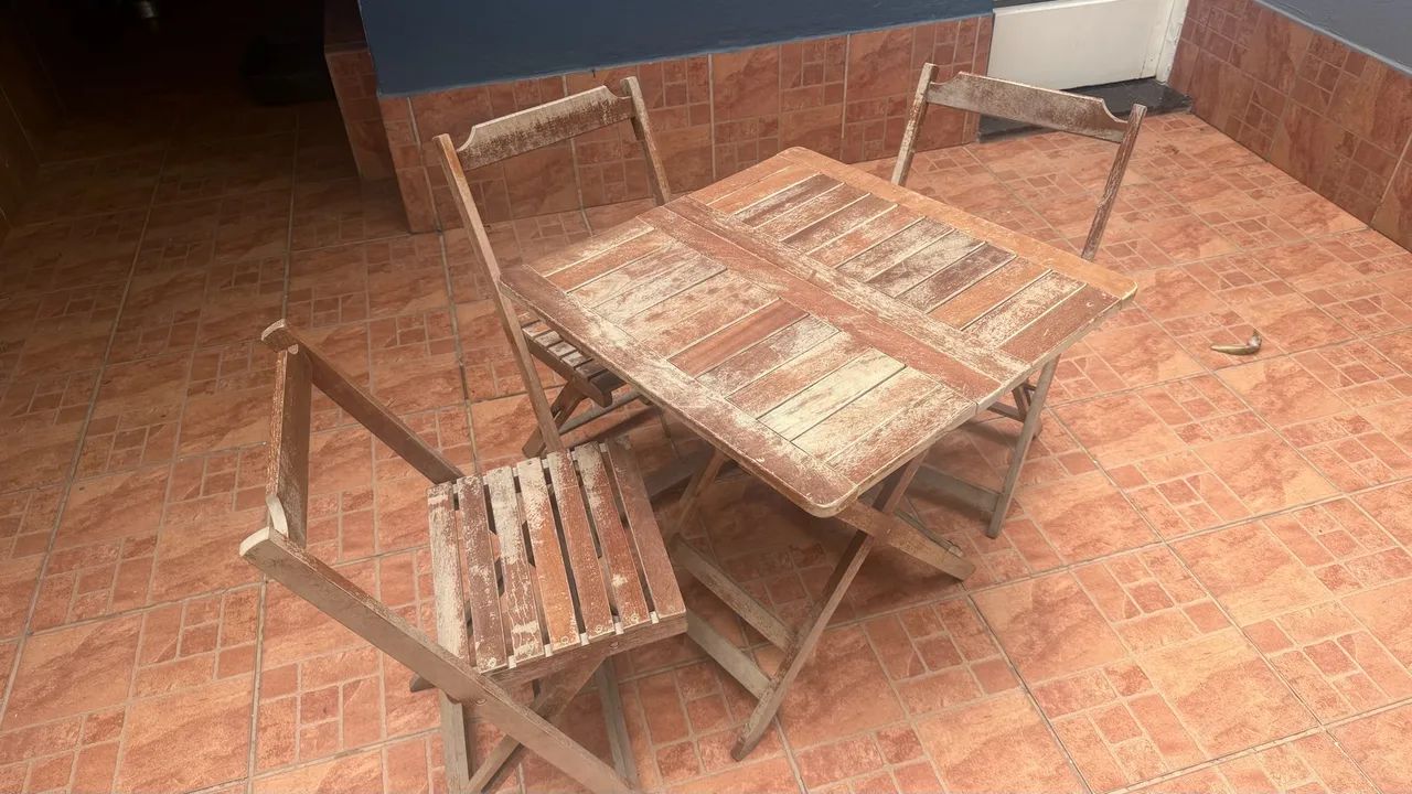 Conjunto de Mesa e Cadeiras Dobráveis de Madeira - Foto 3