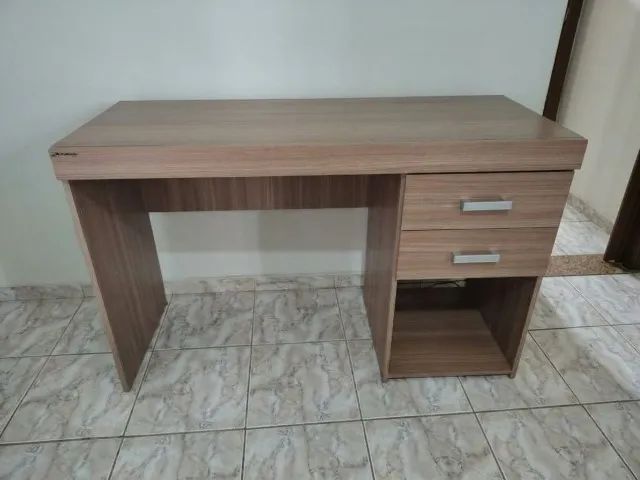 Excelente escrivaninha com gavetas e porta-objetos