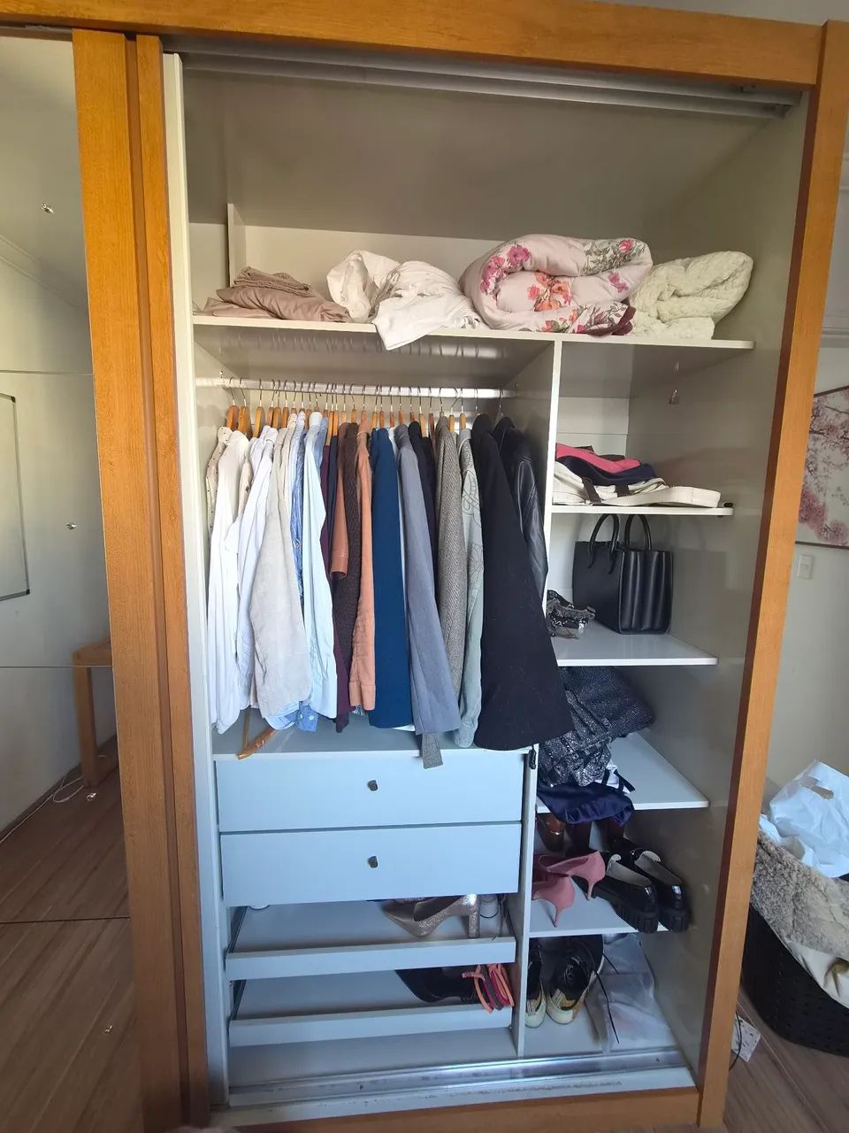 Guarda-roupa com espelho, espaço para sapatos e bolsas - Foto 5