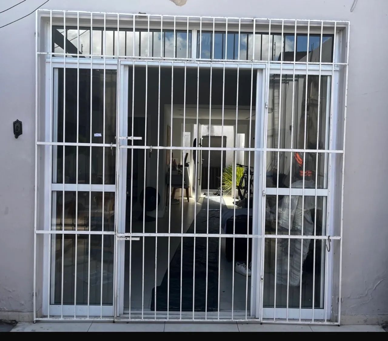 Porta em alumínio com vidro e grade 
