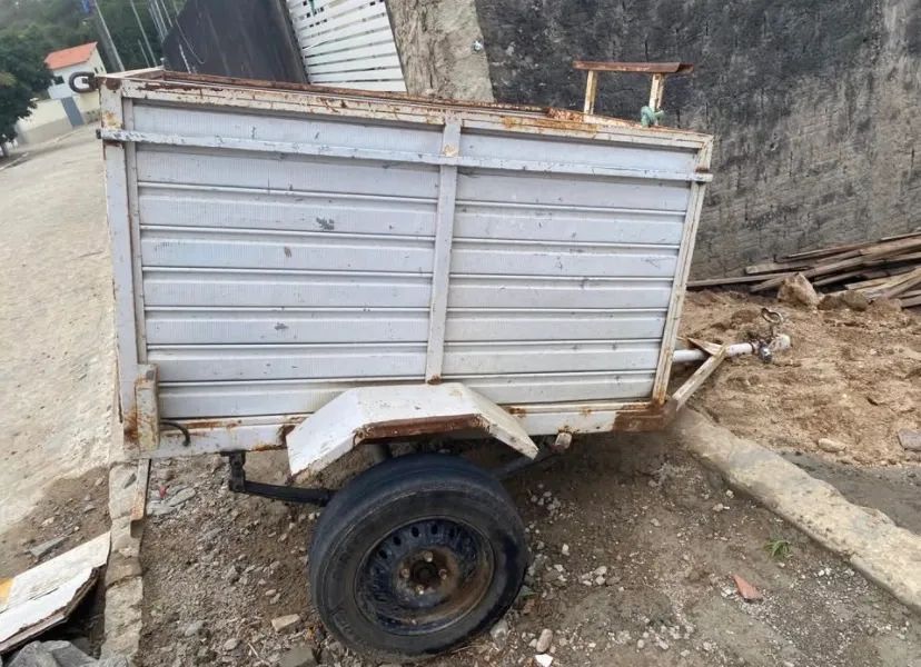 Vendo reboque emplacado 