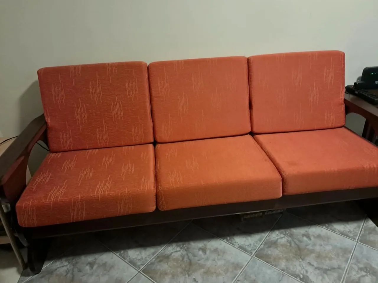 Conjunto de Sofá de madeira 2 e 3 lugares - Foto 4