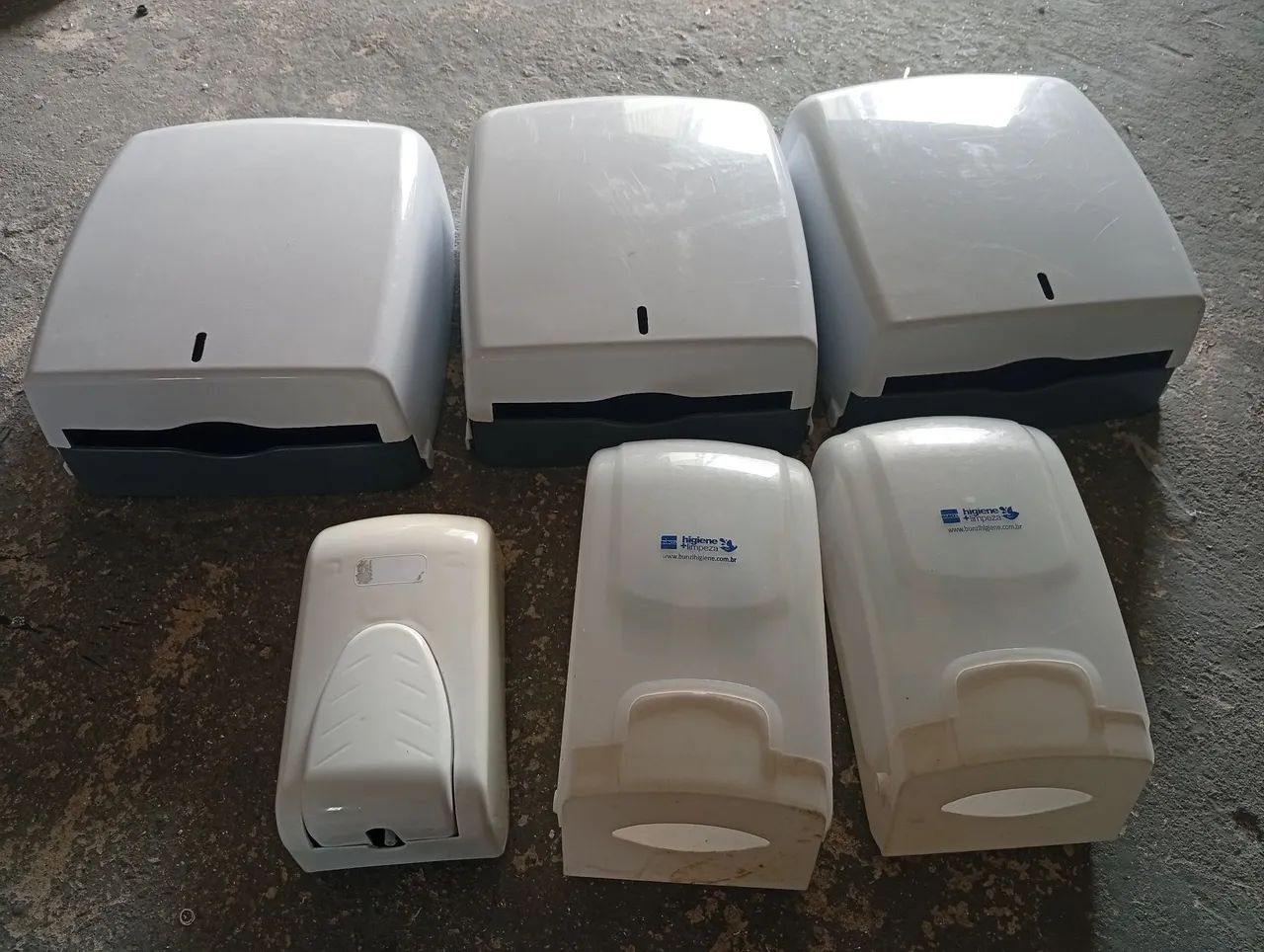 Portas papel toalha e papel higiênico super conservado 
