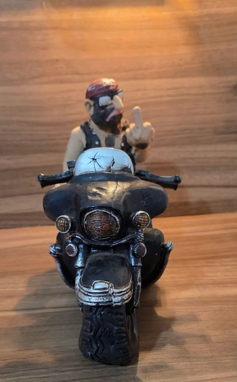 Motoqueiro em resina