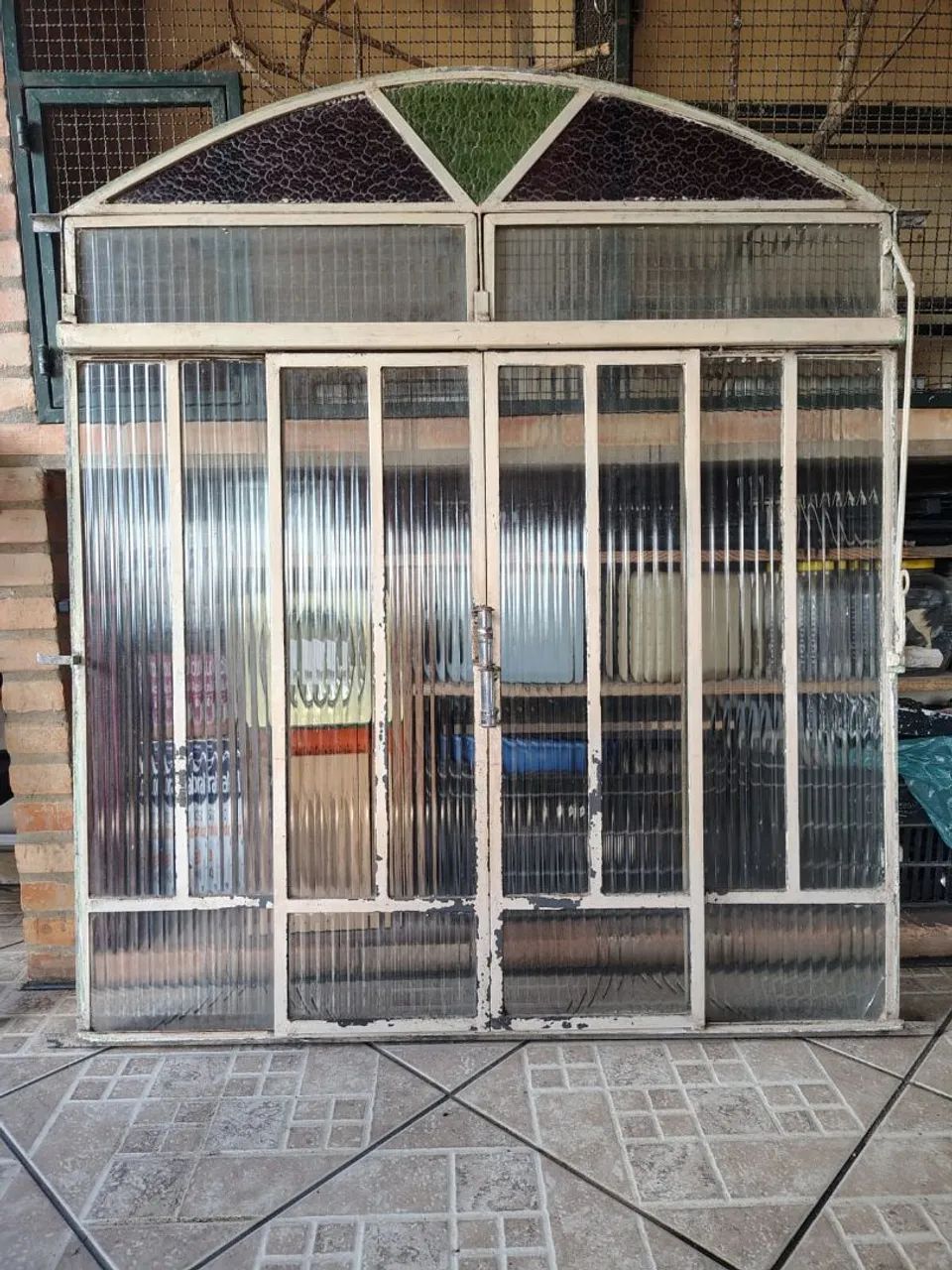 Vende-se Duas Janelas. 