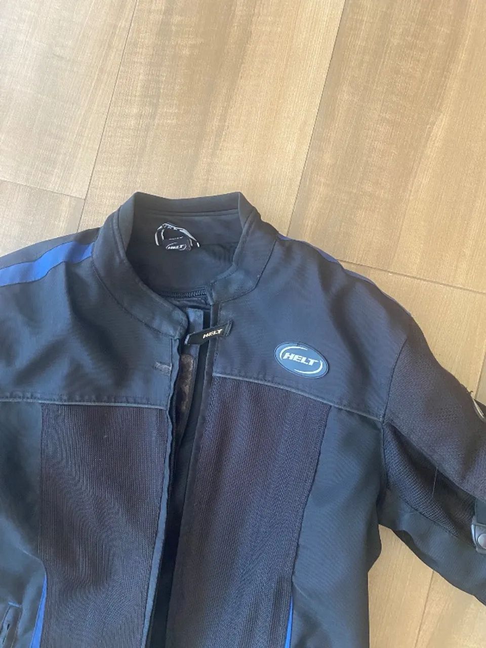 Capacetes e jaqueta de motoqueiro - Foto 4