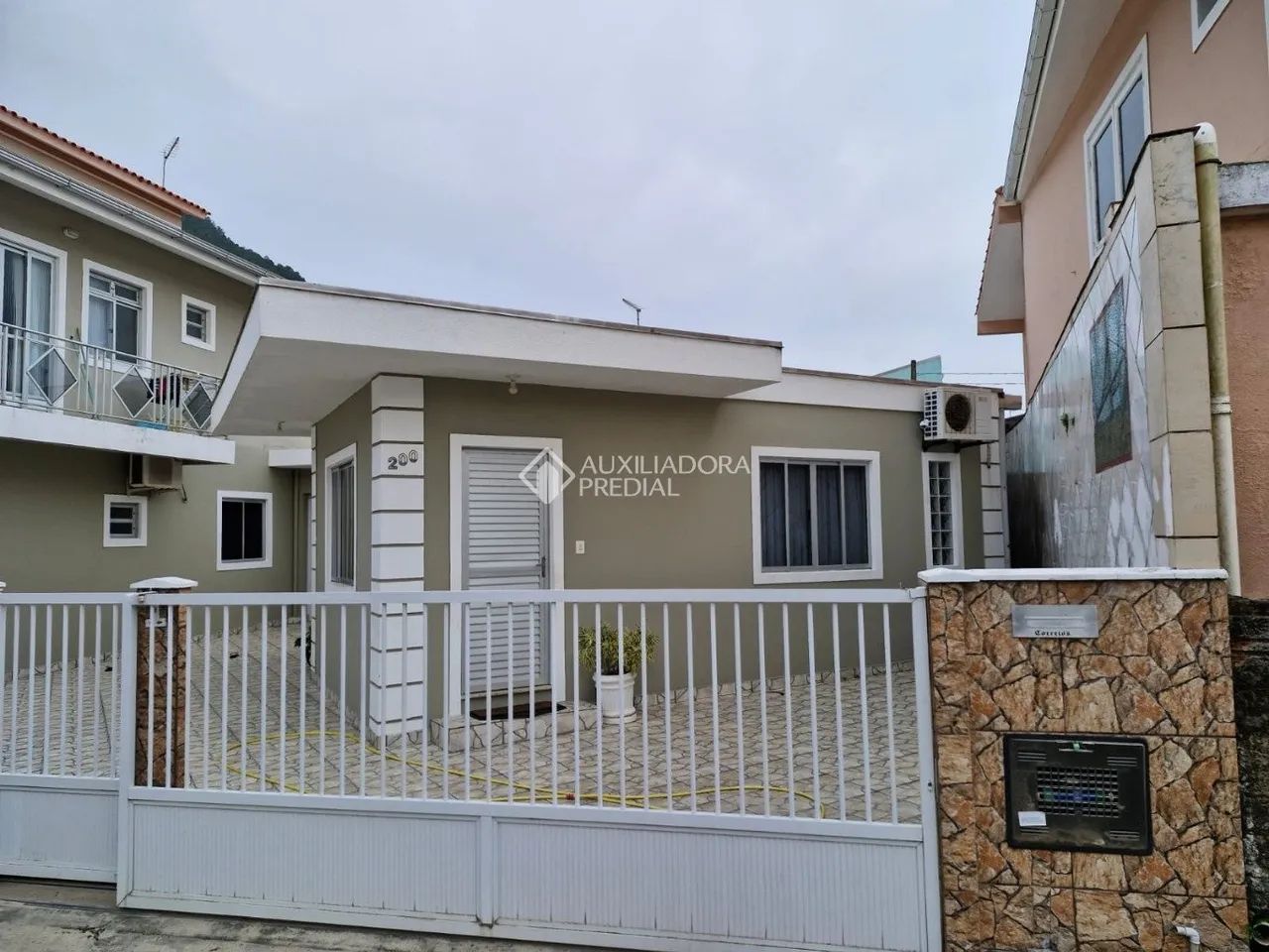 Apartamentos e casas em terreno com matrícula na praia do Pantano do sul - Foto 4