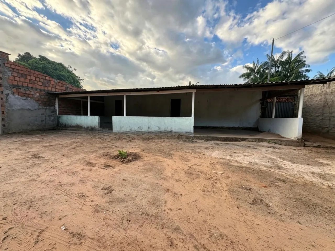 VENDO CASA COM TERRENO AMPLO