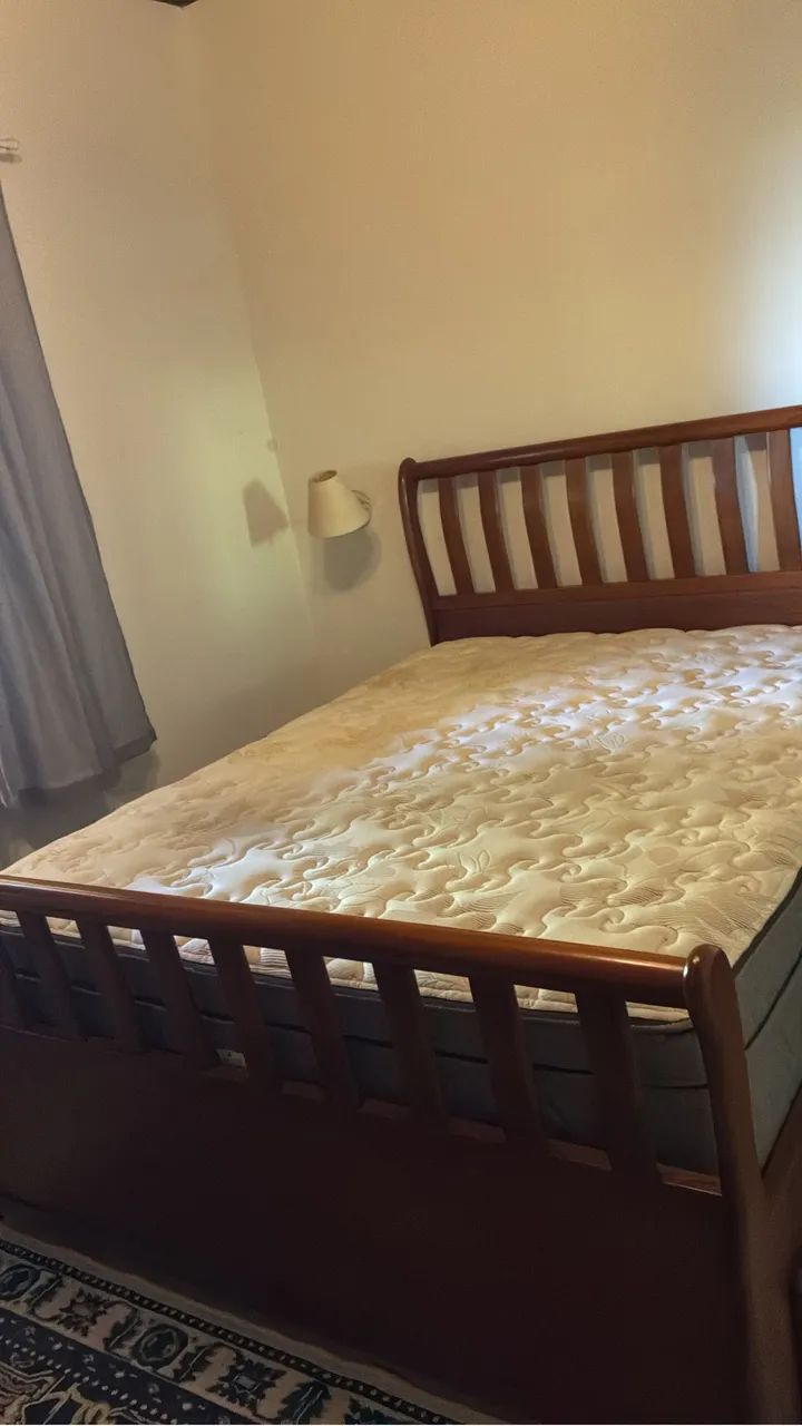 Cama estilo francesa de madeira maciça 