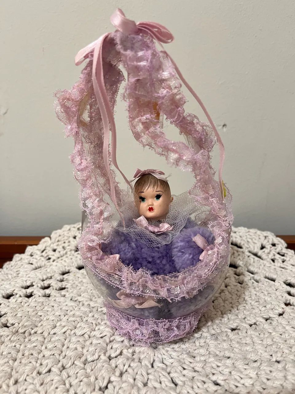 Boneca de porcelana na cesta. - Foto 3