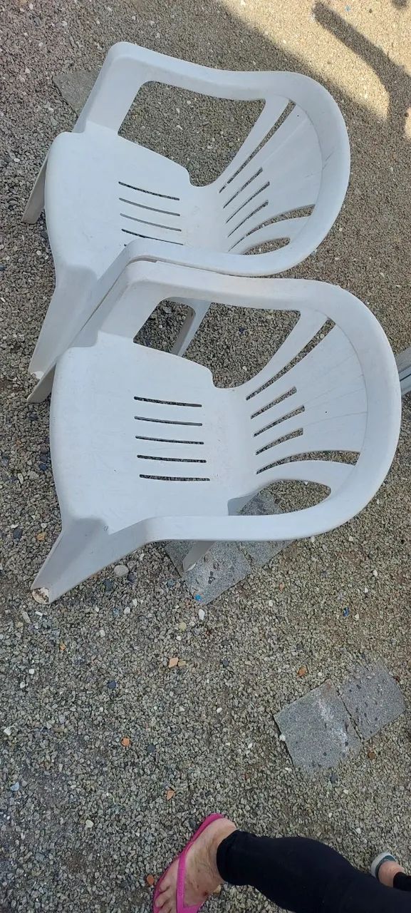 cadeira plastica 30  reais cada