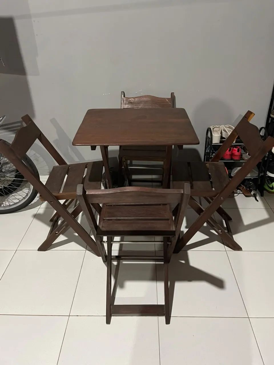 Mesa de madeira com 4 cadeiras - Foto 2
