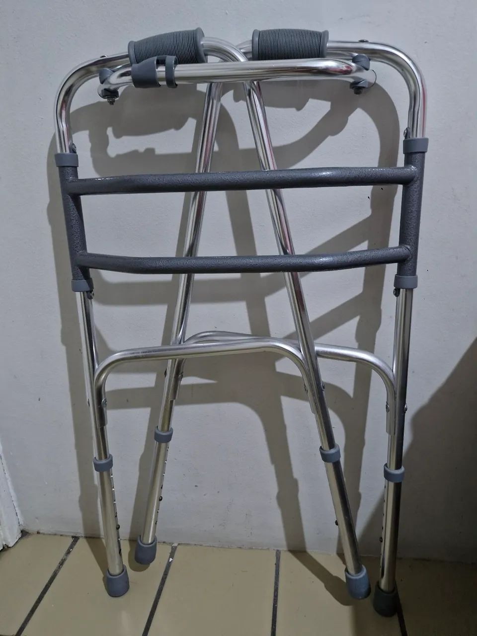 Andador articulável e dobrável, para idosos e pessoas pós-cirurgias. 65566231539715122