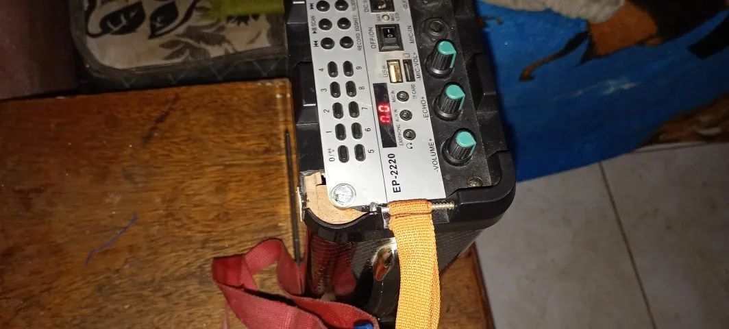 Vendo caixa de som bluetooth com rádio FM, leitor de cartão de memória, pen drive e aux - Foto 2