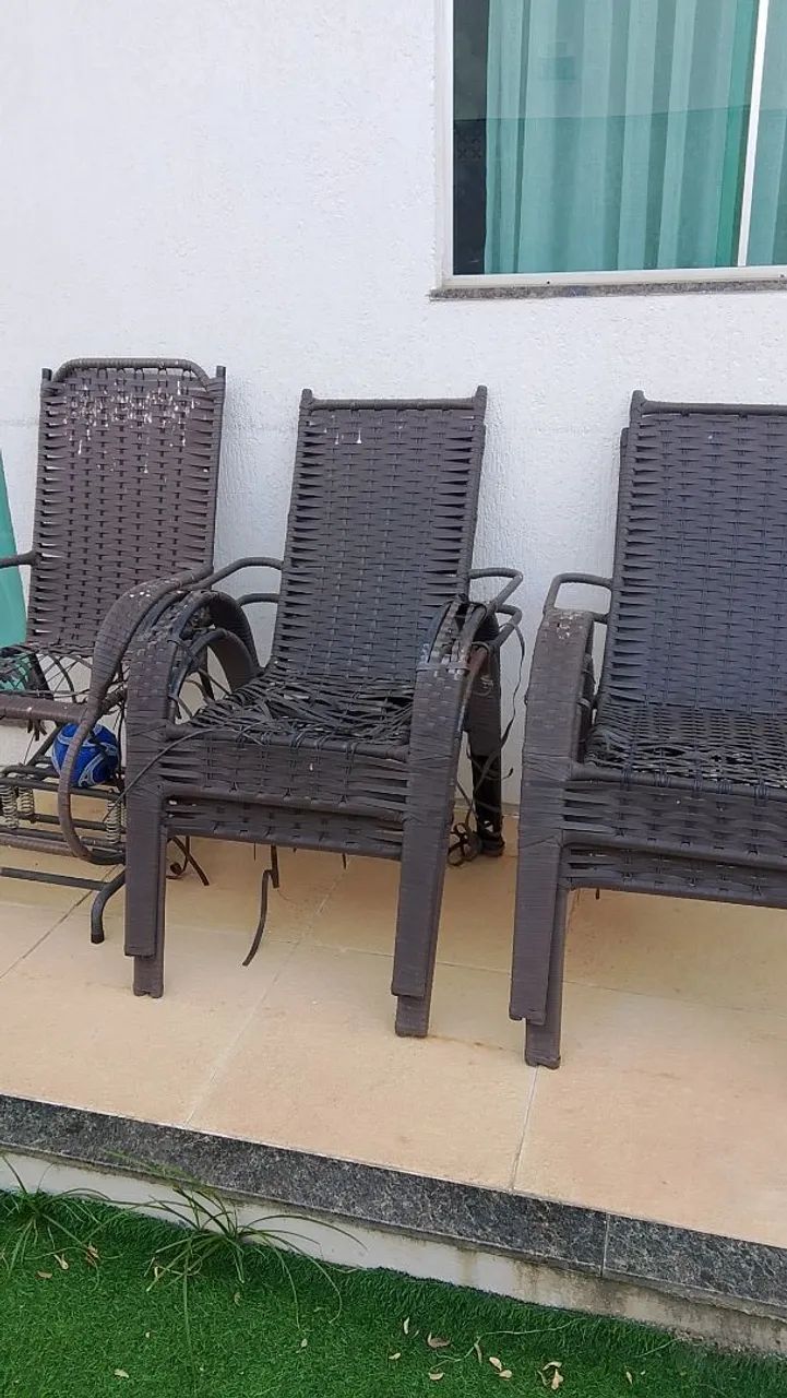 Vendo kit com 4 cadeiras de área e 1 cadeira de balanço.