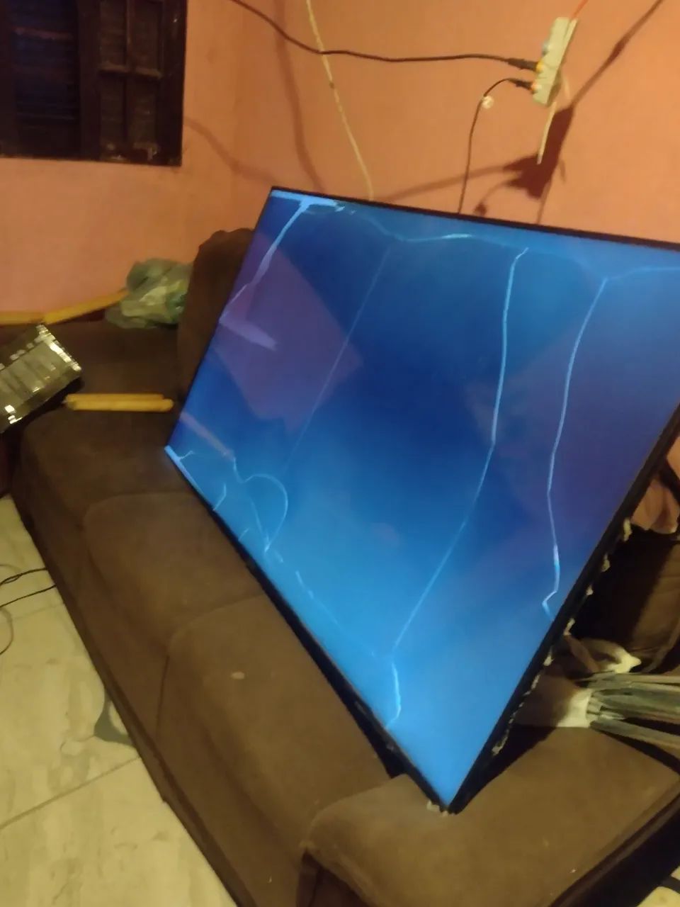 Vende-se uma televisão de 65 polegadas tela quebrada a televisão liga e fala - Foto 5