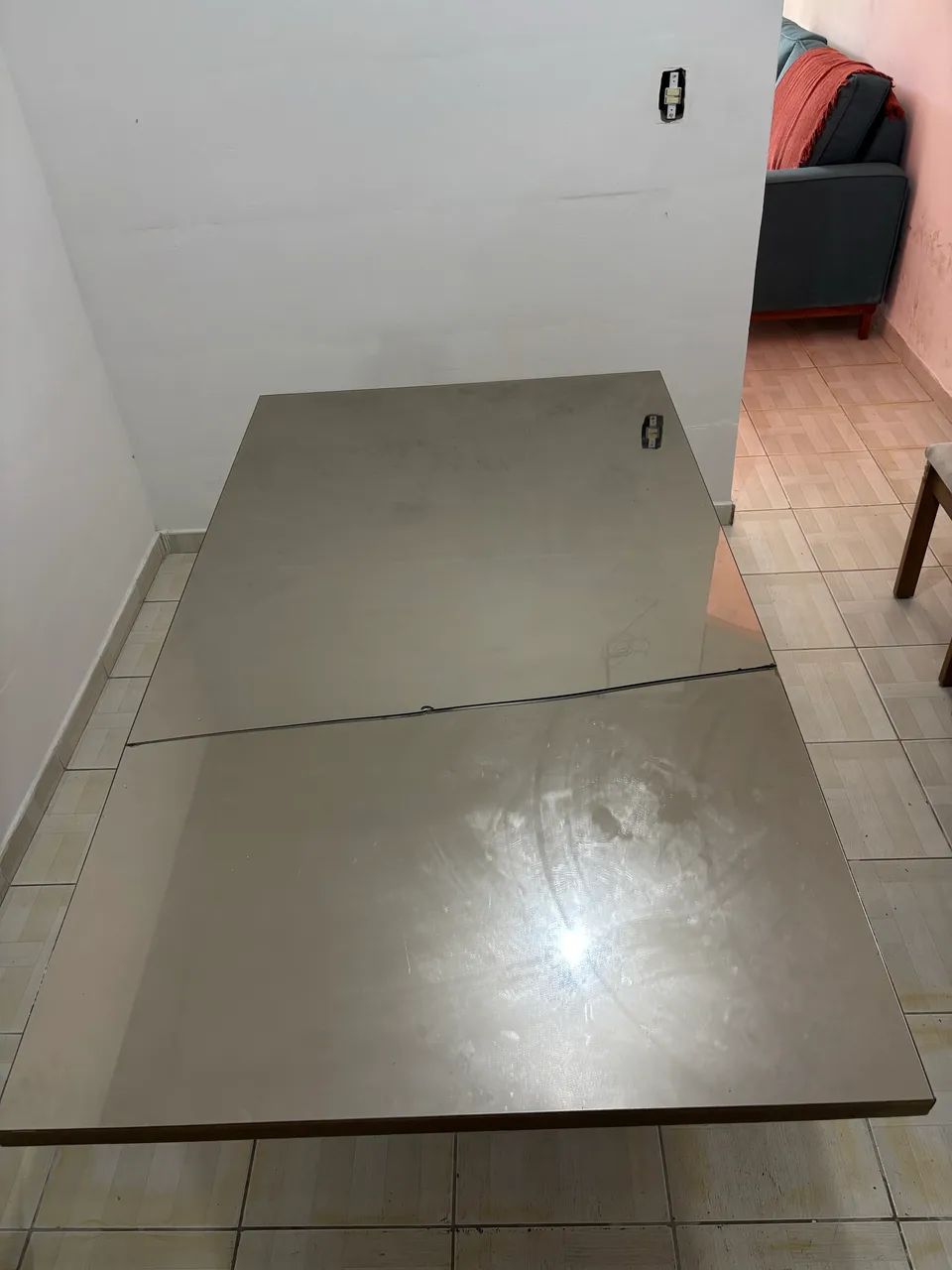 Mesa de madeira com tampo de vidro com espelho + 6 cadeiras